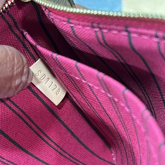 Louis Vuitton Monogram Wristlet In Excellent Condition - Picture 13 of 16